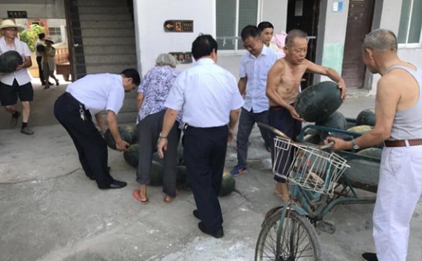 炎炎夏日，為福利院老人送清涼