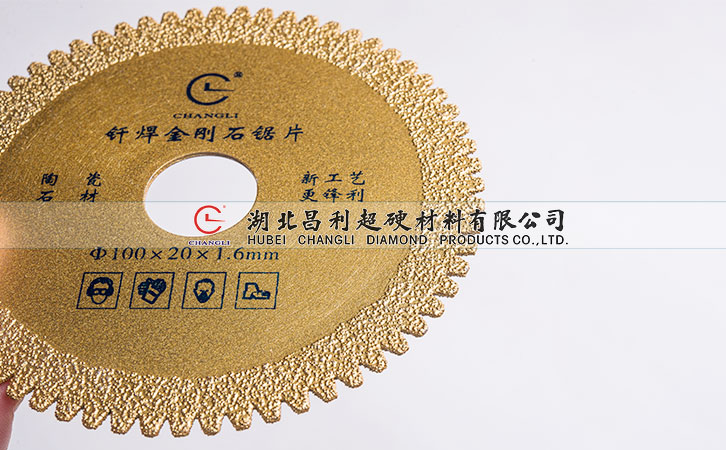 這方法有利于防止金剛石鋸片的偏差，從而提高石材加工質(zhì)量